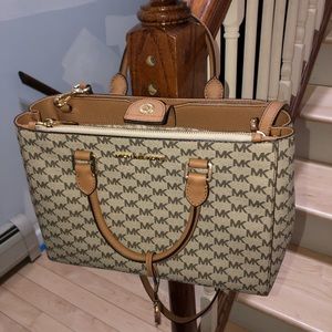 Gorgeous Michael Kors Kellen Medium MK Logo